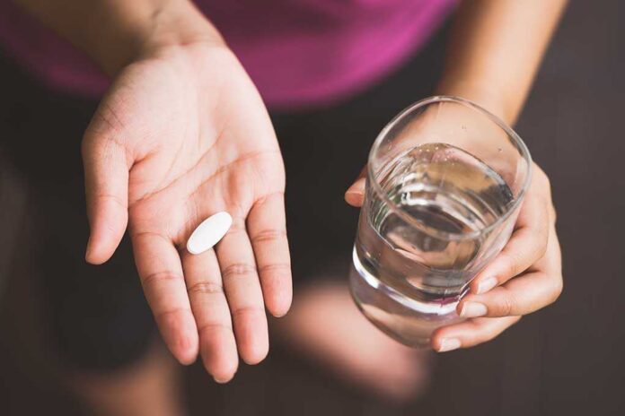 718784776 featured image Pill in a woman's hand