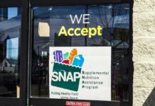 Sign indicating acceptance of SNAP benefits at a store